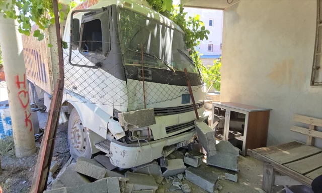 Adana'da Fren Arızası Kazası: Kamyon Bahçe Duvarını Yıktı
