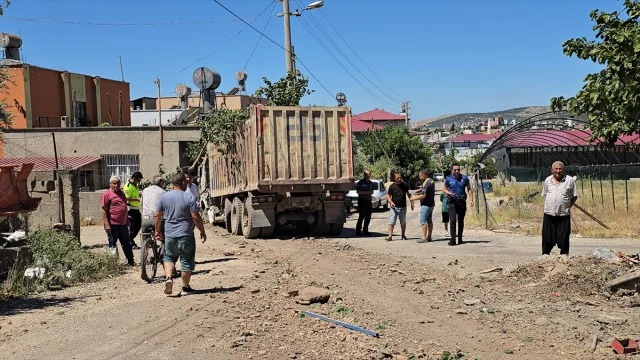 Adana'da Fren Arızası Kazası: Kamyon Bahçe Duvarını Yıktı