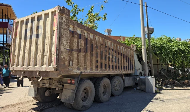 Adana'da Fren Arızası Kazası: Kamyon Bahçe Duvarını Yıktı