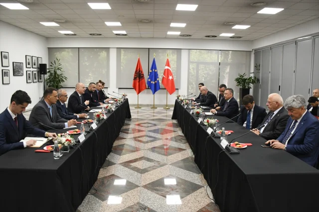 TBMM'den Balkanlara Barış Mesajı: Dışişleri Komisyonu Başkanı Oktay, Arnavutluk'ta Önemli Görüşmeler Yaptı