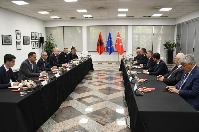 TBMM'den Balkanlara Barış Mesajı: Dışişleri Komisyonu Başkanı Oktay, Arnavutluk'ta Önemli Görüşmeler Yaptı