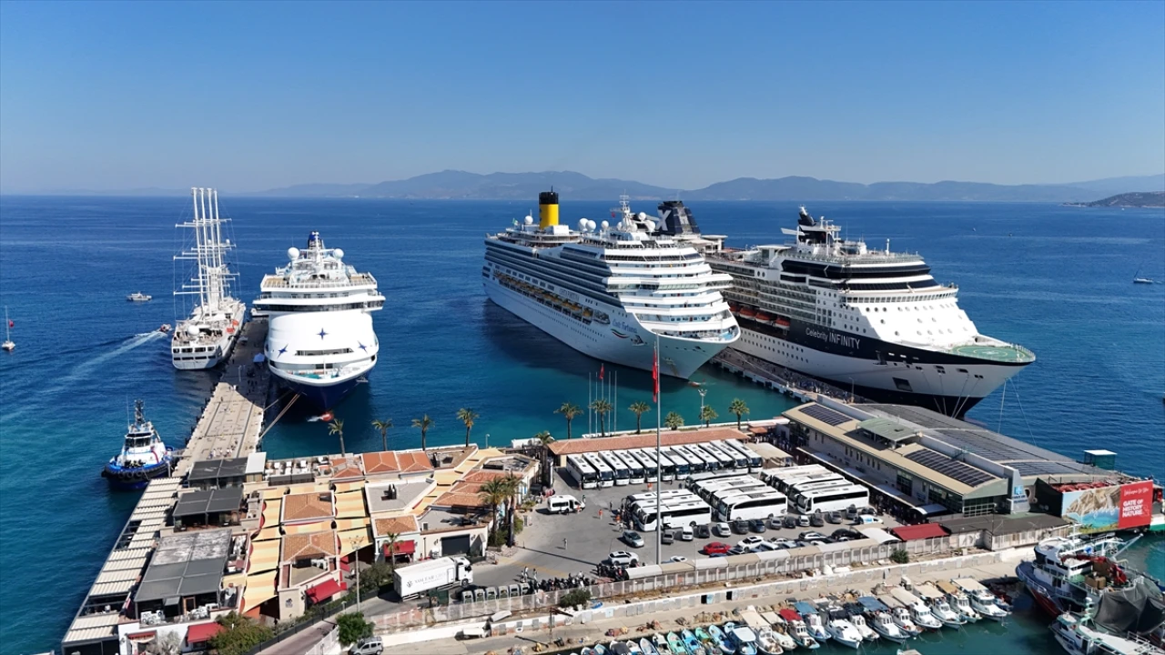 Kuşadası'na Gelen Kruvaziyerlerle Turizm Hareketlendi