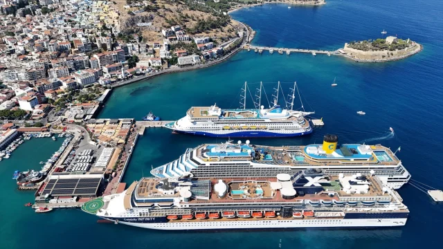 Kuşadası'na Gelen Kruvaziyerlerle Turizm Hareketlendi