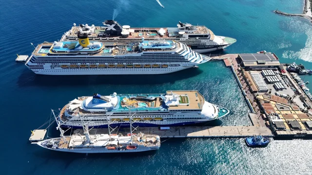 Kuşadası'na Gelen Kruvaziyerlerle Turizm Hareketlendi