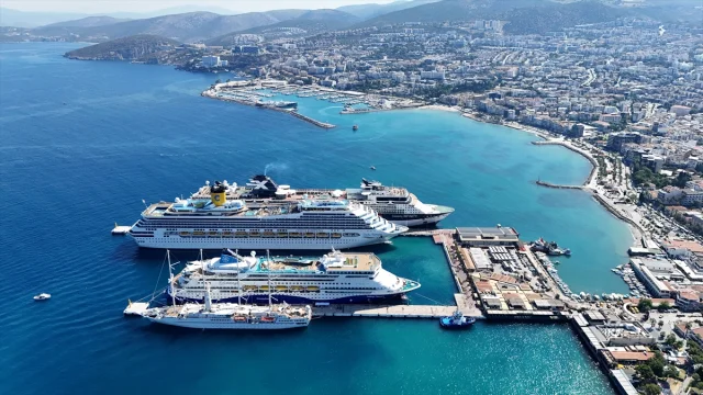 Kuşadası'na Gelen Kruvaziyerlerle Turizm Hareketlendi