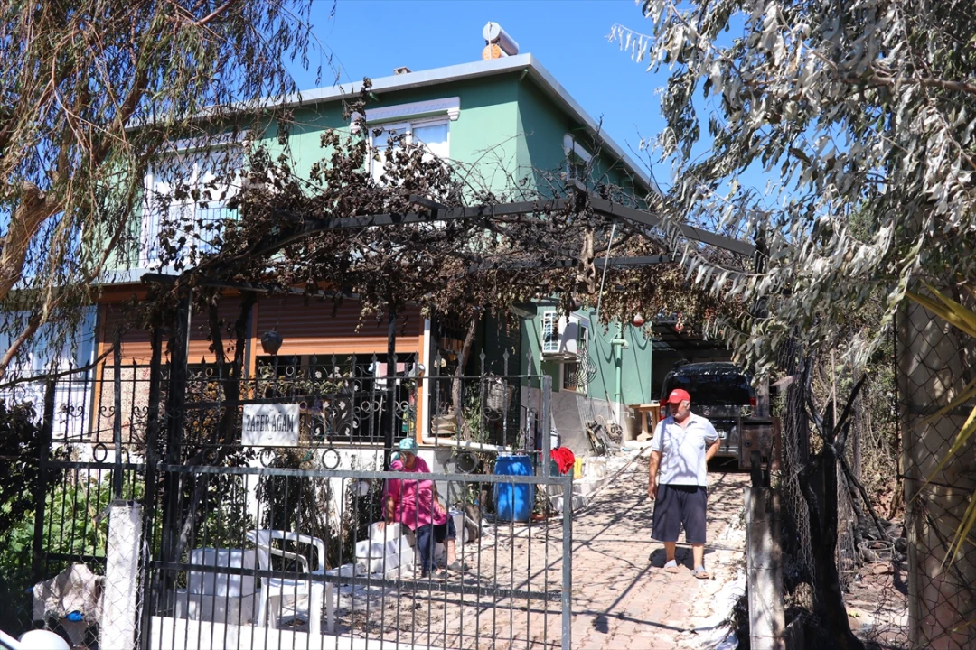 Seferihisar'da Yangın Faciadan Dönüştü: Yaşlı Çift ve Tavukları Kurtuldu