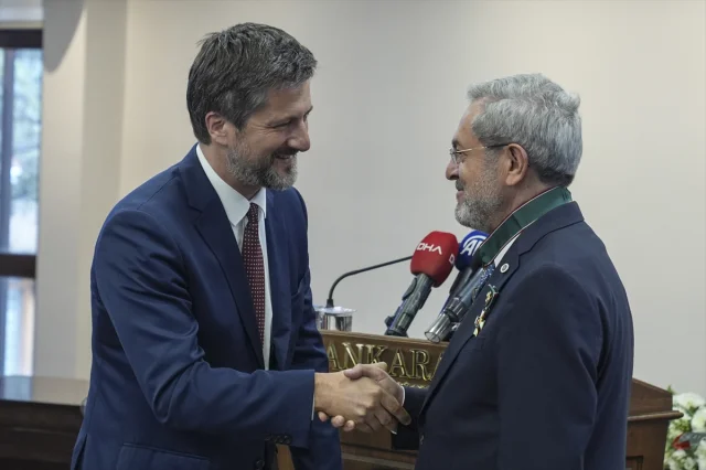 Rektör Ünüvar'a Macaristan'dan Önemli Şeref Madalyası