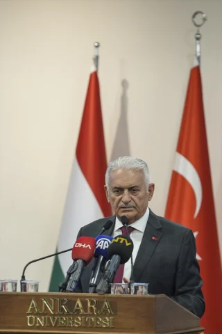 Rektör Ünüvar'a Macaristan'dan Önemli Şeref Madalyası