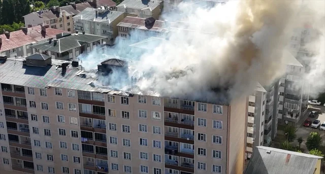 Muş'ta Yüksek Binanın Çatısındaki Yangın Korkuttu