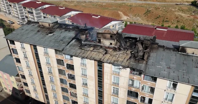 Muş'ta Yüksek Binanın Çatısındaki Yangın Korkuttu