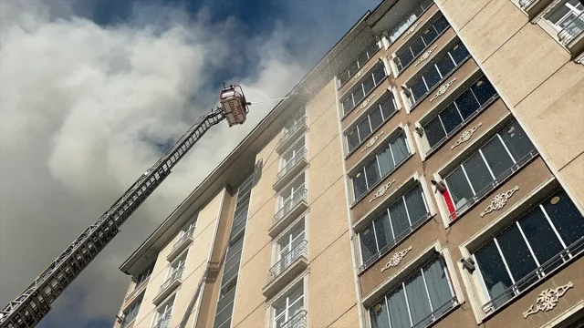 Muş'ta Yüksek Binanın Çatısındaki Yangın Korkuttu