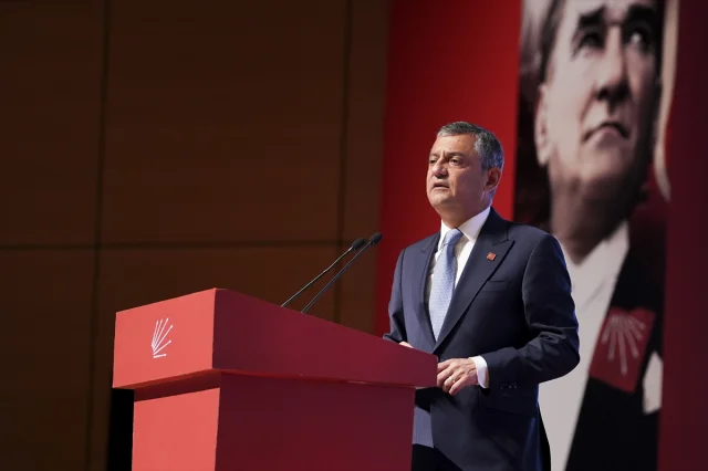 Özgür Özel İstanbul Toplantısında Konuştu: Karikatür Tartışmaları ve Siyasi Gündem