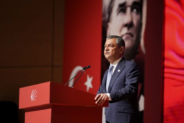Özgür Özel İstanbul Toplantısında Konuştu: Karikatür Tartışmaları ve Siyasi Gündem