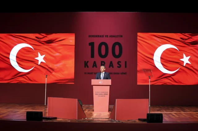 Özgür Özel İstanbul Toplantısında Konuştu: Karikatür Tartışmaları ve Siyasi Gündem