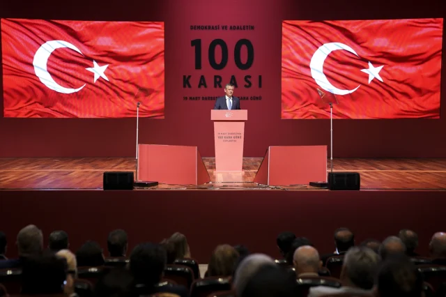 Özgür Özel İstanbul Toplantısında Konuştu: Karikatür Tartışmaları ve Siyasi Gündem
