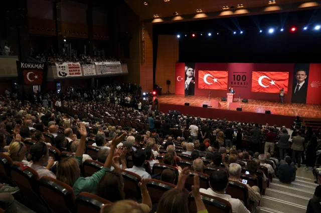 Özgür Özel İstanbul Toplantısında Konuştu: Karikatür Tartışmaları ve Siyasi Gündem
