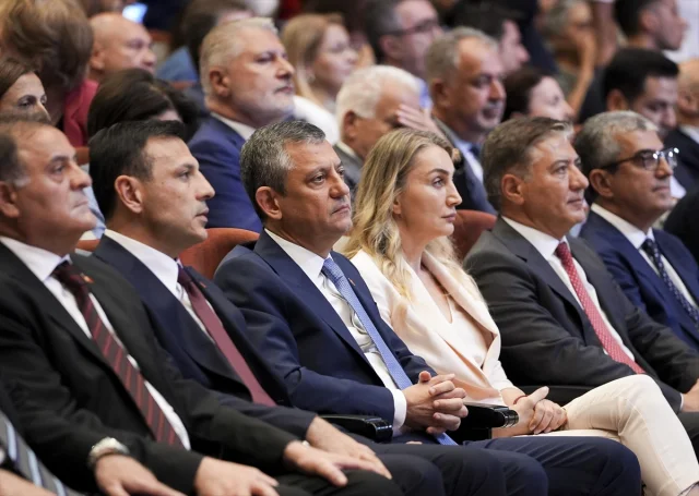 Özgür Özel İstanbul Toplantısında Konuştu: Karikatür Tartışmaları ve Siyasi Gündem