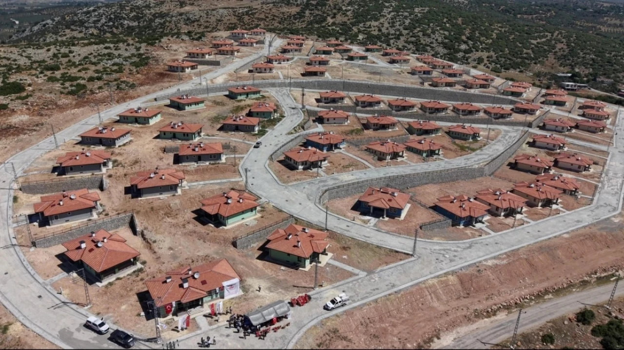 Osmaniye'de Depremzedeler için Yapılan Köy Evleri Teslim Edildi