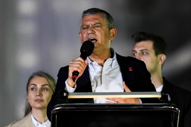 CHP Lideri Özel Saraçhane'de Halkla Buluştu