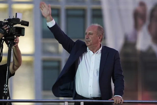 CHP Lideri Özel Saraçhane'de Halkla Buluştu