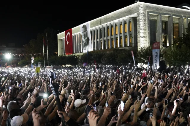 CHP Lideri Özel Saraçhane'de Halkla Buluştu