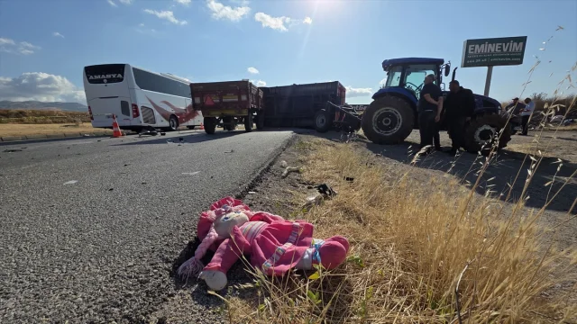 Amasya'da Trafik Kazası: Hafif Ticari Araç ve Traktör Çarpıştı