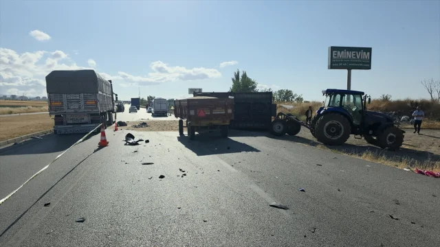 Amasya'da Trafik Kazası: Hafif Ticari Araç ve Traktör Çarpıştı