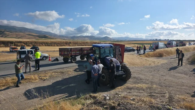 Amasya'da Trafik Kazası: Hafif Ticari Araç ve Traktör Çarpıştı
