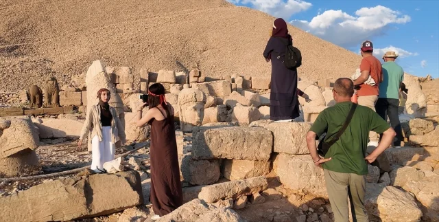 Nemrut Dağı Ziyaretçi Akınına Uğruyor