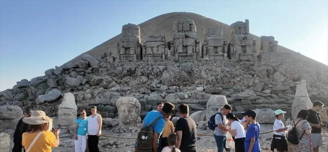 Nemrut Dağı Ziyaretçi Akınına Uğruyor