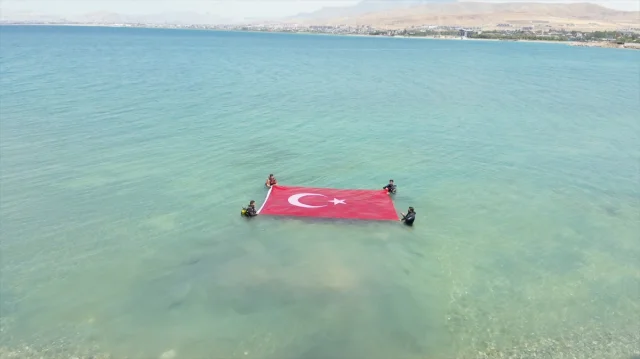 Van Gölü'nde Dalgıçlardan Anlamlı eylem: Türk Bayrağıyla Kutlama