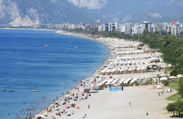 Antalya Sahillerinde Sıcak Hava Yoğunluğu