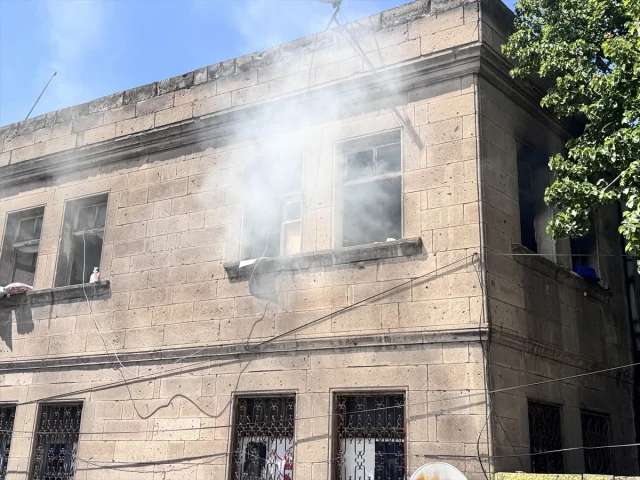 Kayseri'de Hareketli Dakikalar: Yangında Mahsur Kalanlar Kur...