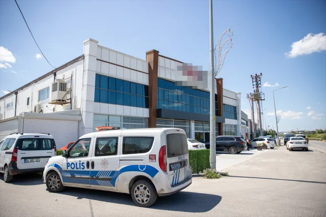 Sakarya'da Asma Tavan Çökmesi: İş Yerinde 3 Kişi Yaralandı