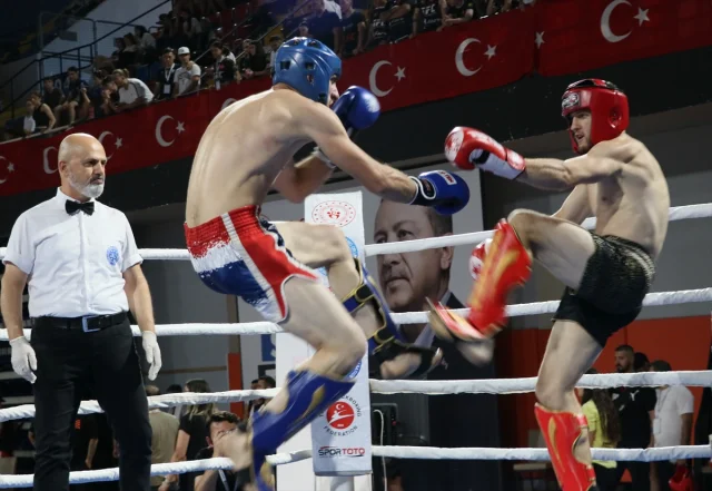 Türkiye Kick Boks Şampiyonası İzmir'de Başladı: Binlerce Sporcu Mücadele Ediyor