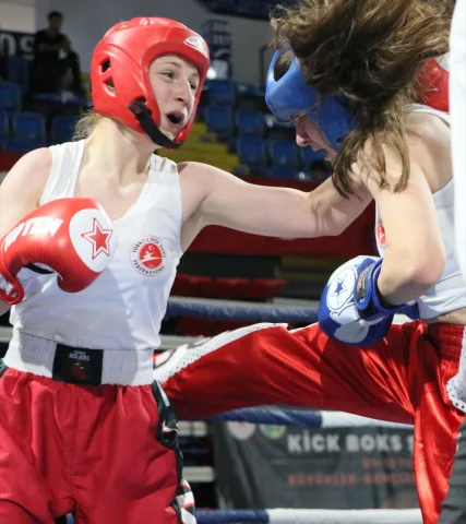 Türkiye Kick Boks Şampiyonası İzmir'de Başladı: Binlerce Sporcu Mücadele Ediyor