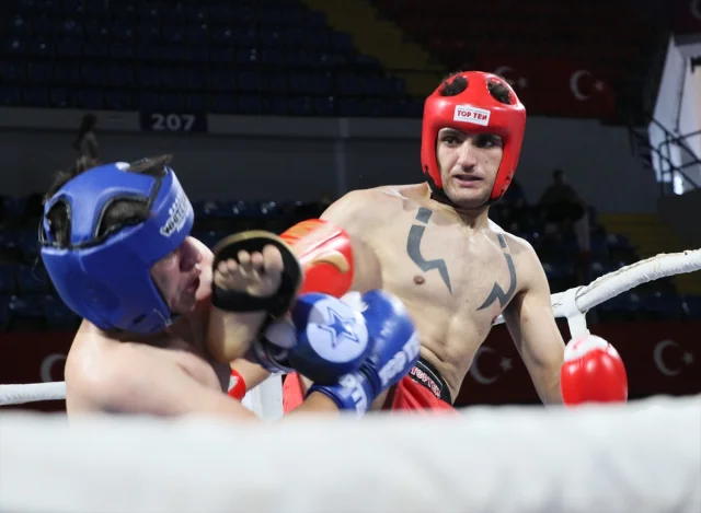 Türkiye Kick Boks Şampiyonası İzmir'de Başladı: Binlerce Sporcu Mücadele Ediyor