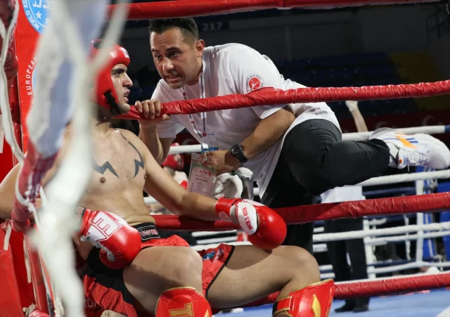 Türkiye Kick Boks Şampiyonası İzmir'de Başladı: Binlerce Sporcu Mücadele Ediyor