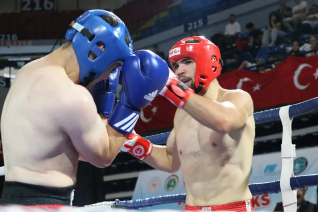 Türkiye Kick Boks Şampiyonası İzmir'de Başladı: Binlerce Sporcu Mücadele Ediyor