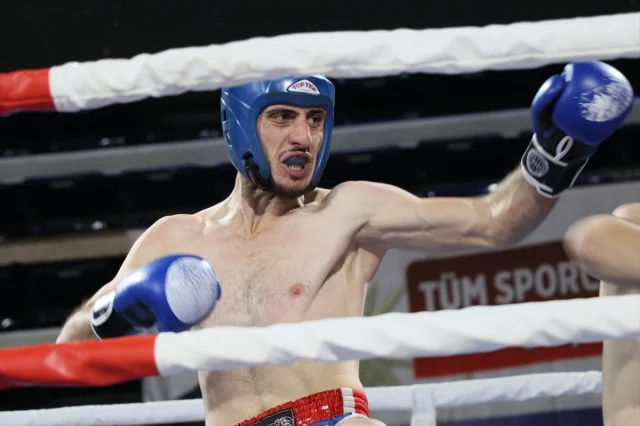 Türkiye Kick Boks Şampiyonası İzmir'de Başladı: Binlerce Sporcu Mücadele Ediyor