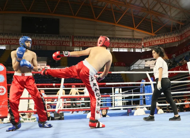 Türkiye Kick Boks Şampiyonası İzmir'de Başladı: Binlerce Sporcu Mücadele Ediyor