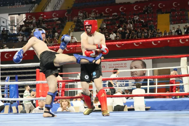 Türkiye Kick Boks Şampiyonası İzmir'de Başladı: Binlerce Sporcu Mücadele Ediyor