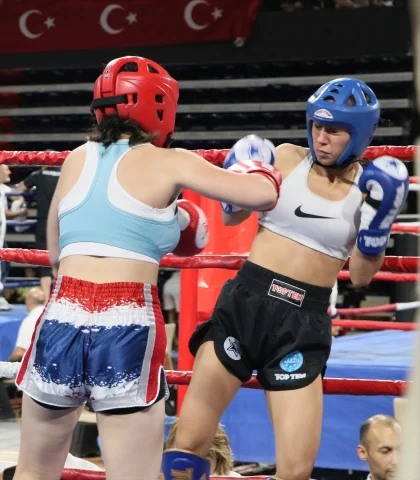 Türkiye Kick Boks Şampiyonası İzmir'de Başladı: Binlerce Sporcu Mücadele Ediyor