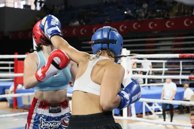 Türkiye Kick Boks Şampiyonası İzmir'de Başladı: Binlerce Sporcu Mücadele Ediyor