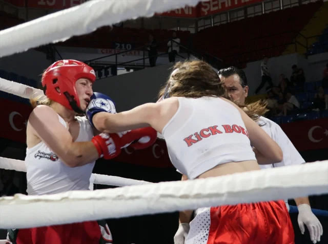 Türkiye Kick Boks Şampiyonası İzmir'de Başladı: Binlerce Sporcu Mücadele Ediyor