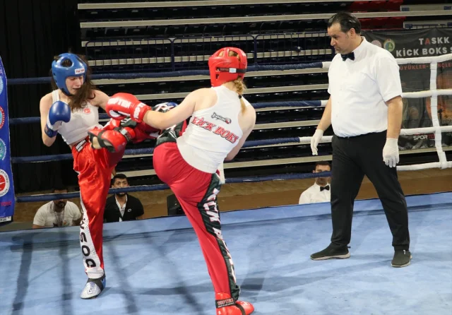 Türkiye Kick Boks Şampiyonası İzmir'de Başladı: Binlerce Sporcu Mücadele Ediyor