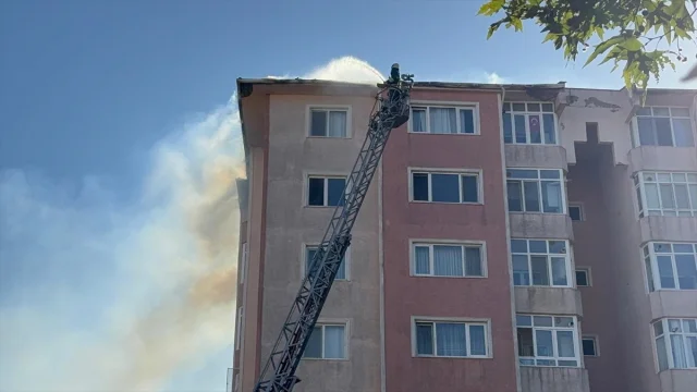 Tekirdağ'da Çatıda Patlak Veren Yangın Kontrol Altına Alındı