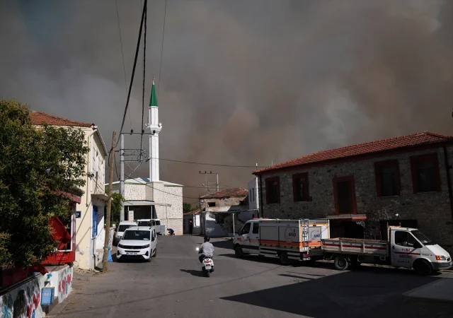 Çeşme'de Başlayan Orman Yangınına Yoğun Müdahale
