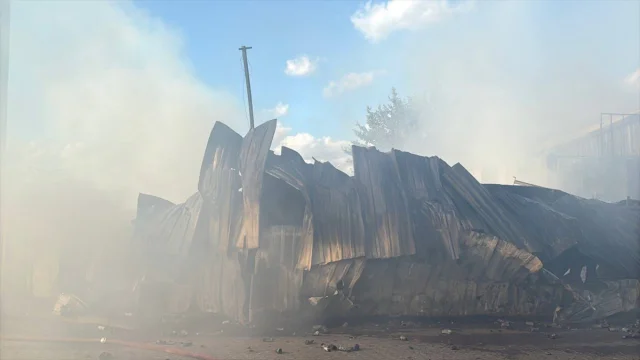Kocaeli'de Sanayi Bölgesinde Büyük Yangın: Hurda Deposu ve Atölye Zarar Gördü