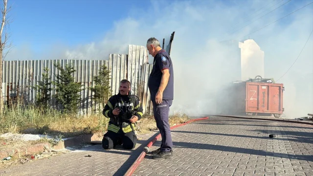 Kocaeli'de Sanayi Bölgesinde Büyük Yangın: Hurda Deposu ve Atölye Zarar Gördü